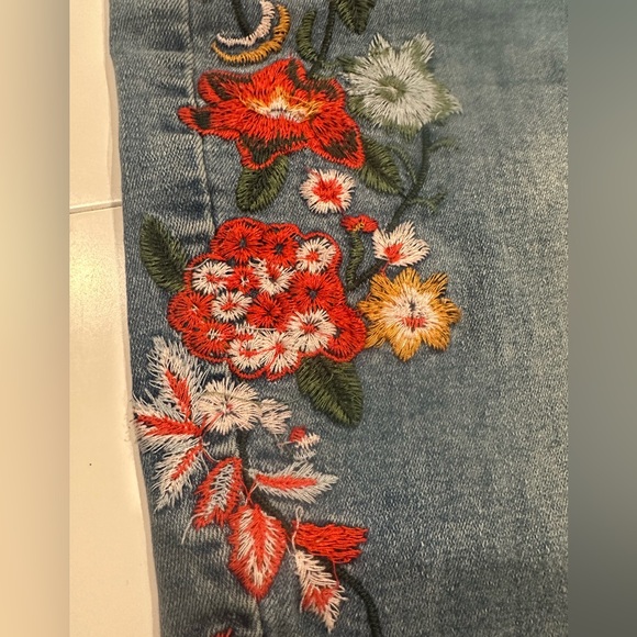 VENUS‎ Blue Jeans with Red Floral Embroidery - Picture 3 of 7